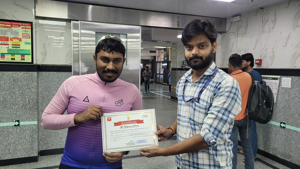 nisharai_ggc's tweet photo. So proud of our #cyclist 🚴 friend who was coming back post his long ride in car 🚗 from #Gurugram  near Lajpat Nagar, saw 2 person met motorbike accident.He immediately took help of crowd watching &amp;took them to @aiims_newdelhi Trauma centre &amp; saved their life #RoadAccident help https://t.co/XUr8oAwiHj