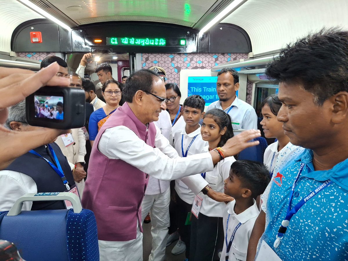 RailMinIndia's tweet photo. टाटानगर-पटना वंदे भारत एक्सप्रेस के शुभारंभ के अवसर पर इसमें सफर करने वाले स्कूली बच्चों से मिलते केंद्रीय मंत्री माननीय श्री @chouhanshivraj जी। 
#RailInfra4Jharkhand #VandeBharatExpress https://t.co/SBQQDlQTMi