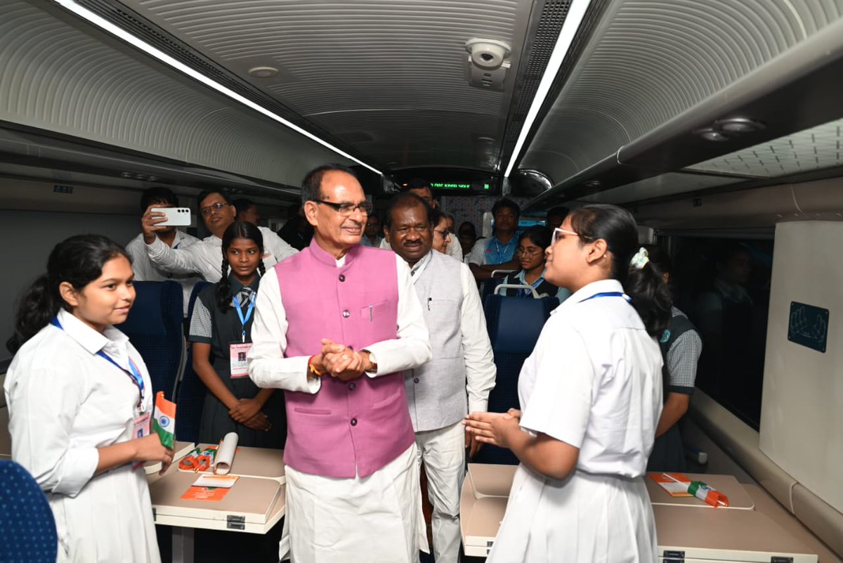 RailMinIndia's tweet photo. टाटानगर-पटना वंदे भारत एक्सप्रेस के शुभारंभ के अवसर पर इसमें सफर करने वाले स्कूली बच्चों से मिलते केंद्रीय मंत्री माननीय श्री @chouhanshivraj जी। 
#RailInfra4Jharkhand #VandeBharatExpress https://t.co/SBQQDlQTMi