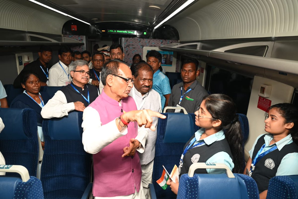 RailMinIndia's tweet photo. टाटानगर-पटना वंदे भारत एक्सप्रेस के शुभारंभ के अवसर पर इसमें सफर करने वाले स्कूली बच्चों से मिलते केंद्रीय मंत्री माननीय श्री @chouhanshivraj जी। 
#RailInfra4Jharkhand #VandeBharatExpress https://t.co/SBQQDlQTMi