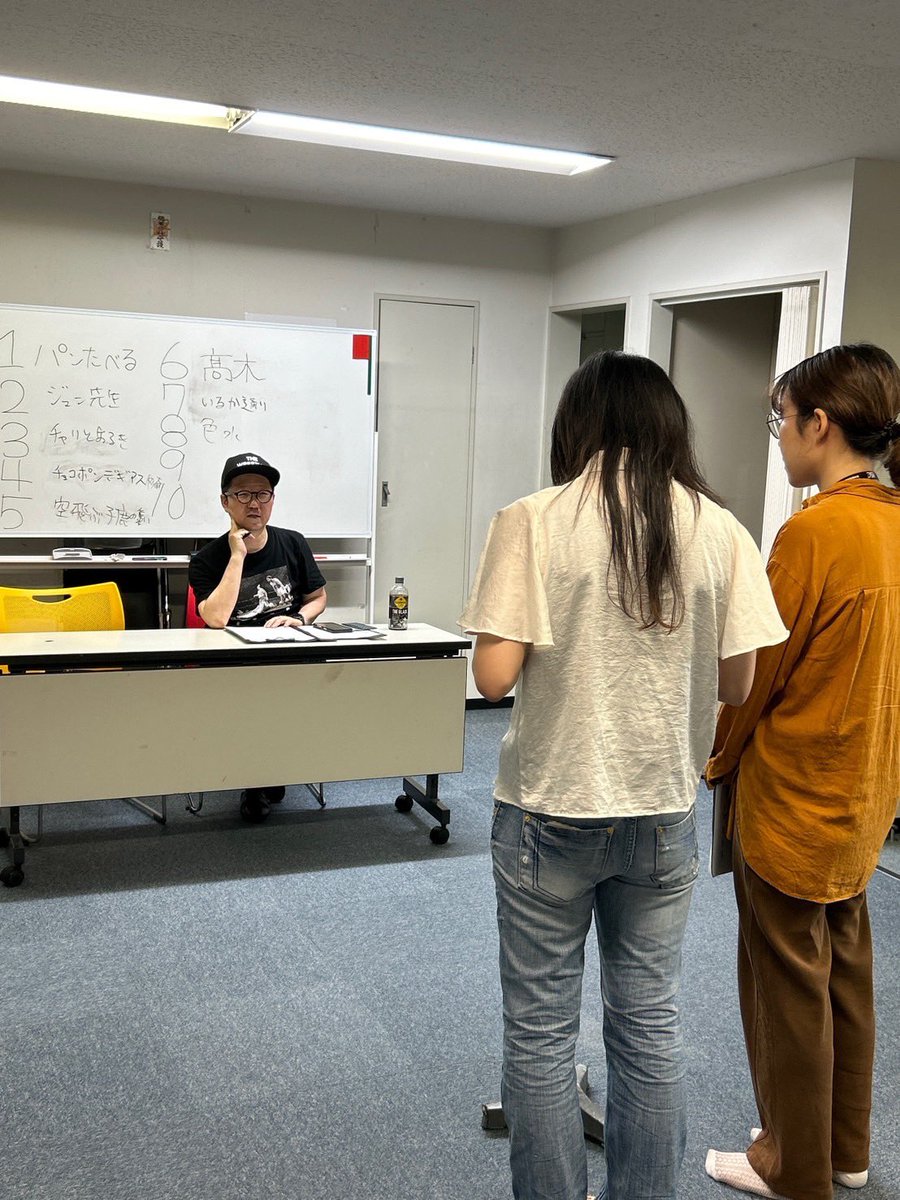 nsc__fukuoka's tweet photo. 本日は中村先生と和田先生によるネタ見せをやらせて頂きました。
オンラインで中村先生にネタを見てもらい、いろんなアドバイスをもらいました。
和田先生の授業では、 #FRASH !に向けて自己PRの練習をしました。
みんな物真似とか一発芸に挑戦しましたが、思ったよりも難しかったです。
ジュン先生 https://t.co/lNJ543kJAo
