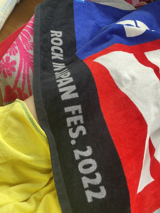 ロッキンのビーファのレポ漁りながら  楽屋でウルウルしている  私も頑張ろ！！  すっかり忘れてたけど 無意識にひさ掛け用にコレ使ってた（笑） https://t.co/feQUvf5J7t