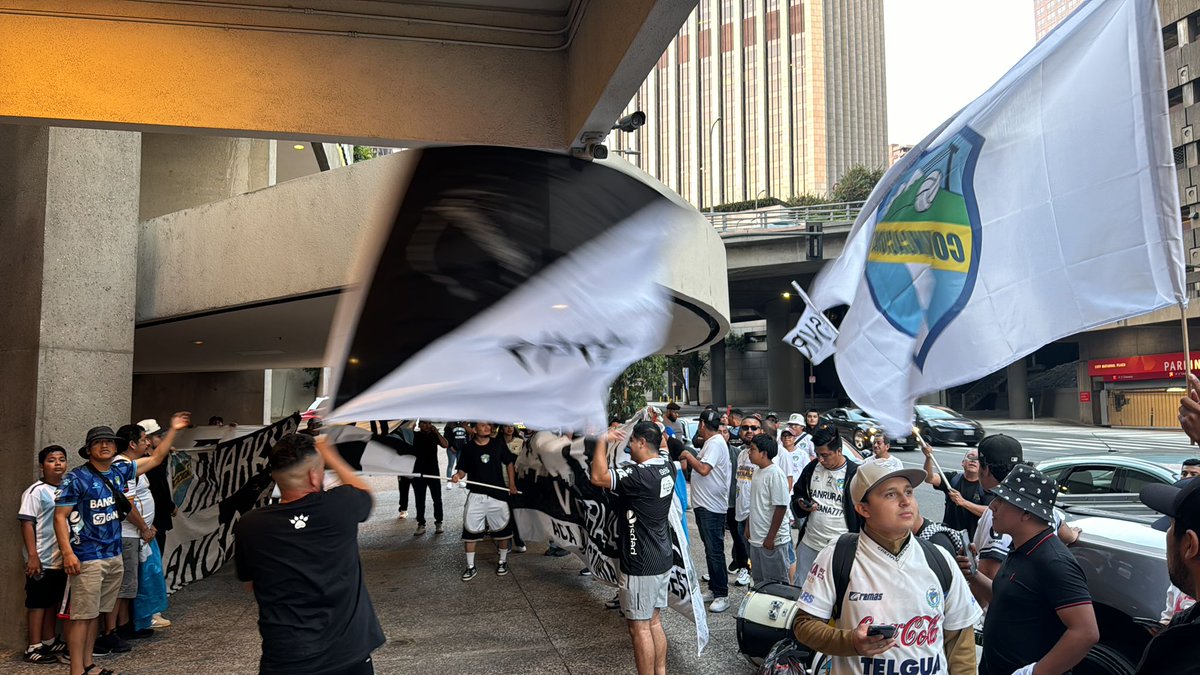 VltraSvrOficial's tweet photo. 🏴‍☠️ ¡PRIMER BANDERAZO EN ESTADOS UNIDOS!  🇺🇸

Hoy se marca de nuevo historia en el barrismo de Guatemala, se llevó a cabo el primer banderazo en la unión americana, previo al clásico de mañana por la Copa Independencia.

Que este sea el primero de muchos, aguante VLTRA SVR. https://t.co/nu1JcWJ7Hs