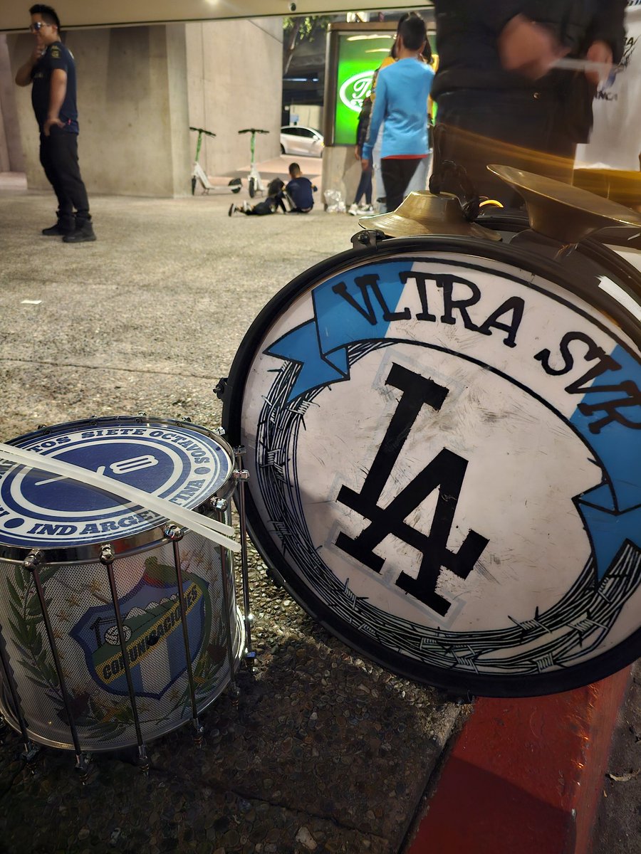VltraSvrOficial's tweet photo. 🏴‍☠️ ¡PRIMER BANDERAZO EN ESTADOS UNIDOS!  🇺🇸

Hoy se marca de nuevo historia en el barrismo de Guatemala, se llevó a cabo el primer banderazo en la unión americana, previo al clásico de mañana por la Copa Independencia.

Que este sea el primero de muchos, aguante VLTRA SVR. https://t.co/nu1JcWJ7Hs