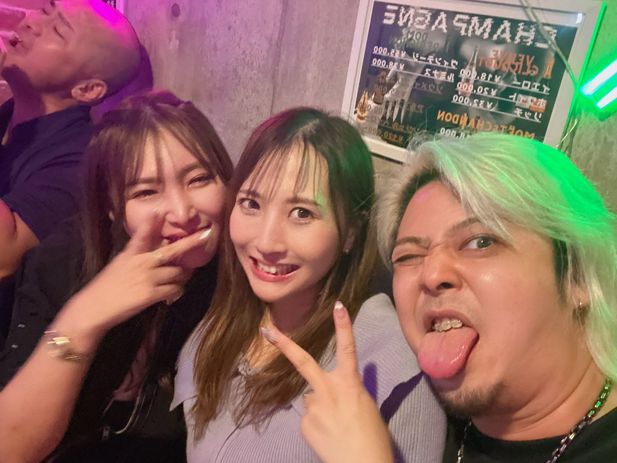 Kazuna_ReOrna's tweet photo. 金曜日に行なわれた
日本酒を嗜みながら交流する会(通称くにしじゃNight)
ご一緒頂いた皆様ありがとうございました！

MINAKIさんのスパークリングとても美味しかった！さっぱりしてるのに後味でグレープフルーツような香りがふわっと入ってくるの！皆さんにも是非飲んで欲しい！

当日は時間が早いのもあり
キャンセルも結構出てしまいましたが、全員二次会にも来て頂いてとても盛り上がった会になりました😊

三次会までいた方々の記憶が多分そこらへんに沢山落ちてると思います。