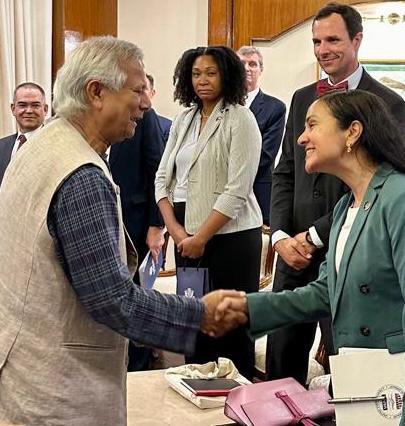 প্রধান উপদেষ্টা ডক্টর মুহাম্মদ ইউনূসের সাথে সাক্ষাতকালে বাংলাদেশের মানুষের কল্যাণে অন্তর্ভুক্তিমূলক অর্থনৈতিক প্রবৃদ্ধি, প্রতিষ্ঠান গঠন ও উন্নয়ন সহযোগিতার বিষয়ে নিশ্চিত করেছেন আমাদের প্রতিনিধিদল। যেহেতু বাংলাদেশ আরও ন্যায্য ও অন্তর্ভুক্তিমূলক ভবিষ্যতের দিকে এগিয়ে যেতে চাইছে,