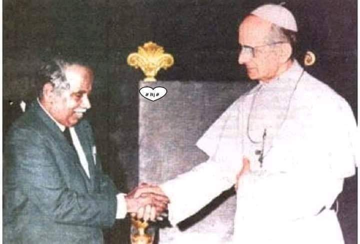 Unmai_Kasakkum's tweet photo. அறிஞர் அண்ணா போப்பாண்டவரைச் சந்திக்க ஒதுக்கப்பட்ட நேரம் வெறும் 5 நிமிடம் மட்டுமே..

"அஹிம்சா மூர்த்தி காந்தி பிறந்த இந்திய தேசத்தின் கடைக்கோடி மாநிலமாம் தமிழ் நாட்டின் முதல்வர் நான்" என்று பேச ஆரம்பித்து தமிழர்களின் சிறப்பை எடுத்துச் சொல்லி ஐந்து நிமிடத்தில் தன் பேச்சை முடித்தார் அண்ணா.

போப்பாண்டவர் சொன்னார், "அருமையாகப் பேசுகிறீர்கள் தொடர்ந்து பேசுங்கள்!"

தொடர்ந்து அண்ணா ஐம்பத்தைந்து நிமிடம் பேசினார். அண்ணாவின் பேச்சில் சொக்கிப்போன போப்பாண்டவர் அண்ணாவுக்கு நன்றி தெரிவித்து "உங்களுக்கு என்ன பரிசு வேண்டும்" என்றார்.

"என்ன கேட்டாலும் தருவீர்களா" என்று கேட்டார் அண்ணா.

"கேளுங்கள் தருகிறேன்" என்றார் போப்பாண்டவர்.

"போர்ச்சுகல் தேசம் இந்தியாவின் கோவாவை ஆக்கிரமித்திருந்தது. போர்ச்சுகலின் ஆக்கிரமிப்பை எதிர்த்து போராடிய மோகன் ரானடே இன்றைக்கும் போர்ச்சுகல் தலைநகரான லிஸ்பன் சிறையில் வாடுகிறார்.

உலக கிறிஸ்தவர்களின் தலைவரான நீங்கள் போர்ச்சுகலிடம் பேசி மோகன் ரானடேவை விடுதலை செய்ய வேண்டும்" என்று கேட்டார் அண்ணா.

சரி என்று சொன்னார் போப்பாண்டவர். மகிழ்ச்சியோடு இந்தியா திரும்பினார் அண்ணா.

போப்பாண்டவரின் வேண்டுகோளை ஏற்று விடுதலை செய்யப்பட்ட ரானடே இந்திய தூதரகத்திடம் ஒப்படைக்கப்பட்டார்.

டெல்லி வந்த ரானடேவை வரவேற்க அன்றைய பிரதமர் அன்னை இந்திரா காந்தி விமானநிலையத்திற்குச் சென்றார்.

ரானடே அன்னை இந்திரா காந்தியிடம், "யாருக்காகப் போராடினேனோ அந்த கோவா மக்களே என்னை மறந்துவிட்ட நிலையில் தமிழகத்தில் இருந்து என் விடுதலையை வேண்டிய திரு அண்ணாதுரை எங்கே" என்று கேட்டார்.

"அண்ணா மறைந்து விட்டார், அவர் கட்சியைச் சேர்ந்த பாராளுமன்ற உறுப்பினர் நாஞ்சில் மனோகரனை அழைத்து வந்திருக்கிறேன்" என்று சொன்னார் அன்னை இந்திரா.

நாஞ்சிலாரைச் சந்தித்து விட்டு, "நீங்கள் மிகவும் நேசிக்கும் கோவாவிற்கு செல்ல ஏற்பாடு செய்திருக்கிறேன்" என்று சொன்னார் அன்னை இந்திரா.

உடைந்து போன ரானடே, "நான் முதலில் செல்ல வேண்டிய இடம் கோவா அல்ல, அண்ணாவின் சமாதி தான்" என்றார்.

அன்னை இந்திரா, ரானடே மற்றும் நாஞ்சிலாரை உடனடியாக சென்னைக்கு அனுப்பி வைத்தார்.

அண்ணா துயில் கொள்ளும் மெரினாவில் அழுது புரண்டான் ரானடே என்பது தமிழினம் மறந்த வரலாறு.

போப்பாண்டவரிடம் தனக்கென எதுவும் கேட்காமல் ஒரு போராளியின் விடுதலை வேண்டிய மனிதநேய மாந்தர் தான் நம் அறிஞர் அண்ணா.
#HBDAnna116 
#DMK75