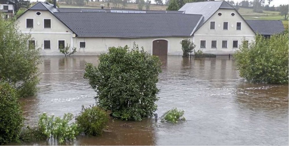 Ganz Niederösterreich ist Katastrophengebiet; in Wien gibt es Sperren von U4 und U6. <a href="/derStandardat/">DER STANDARD</a> tickert auch heute nonstop über die Unwetterlage, jetzt im Einsatz: <a href="/annawies/">Anna Wiesinger</a>. 
derstandard.at/jetzt/liveberi…