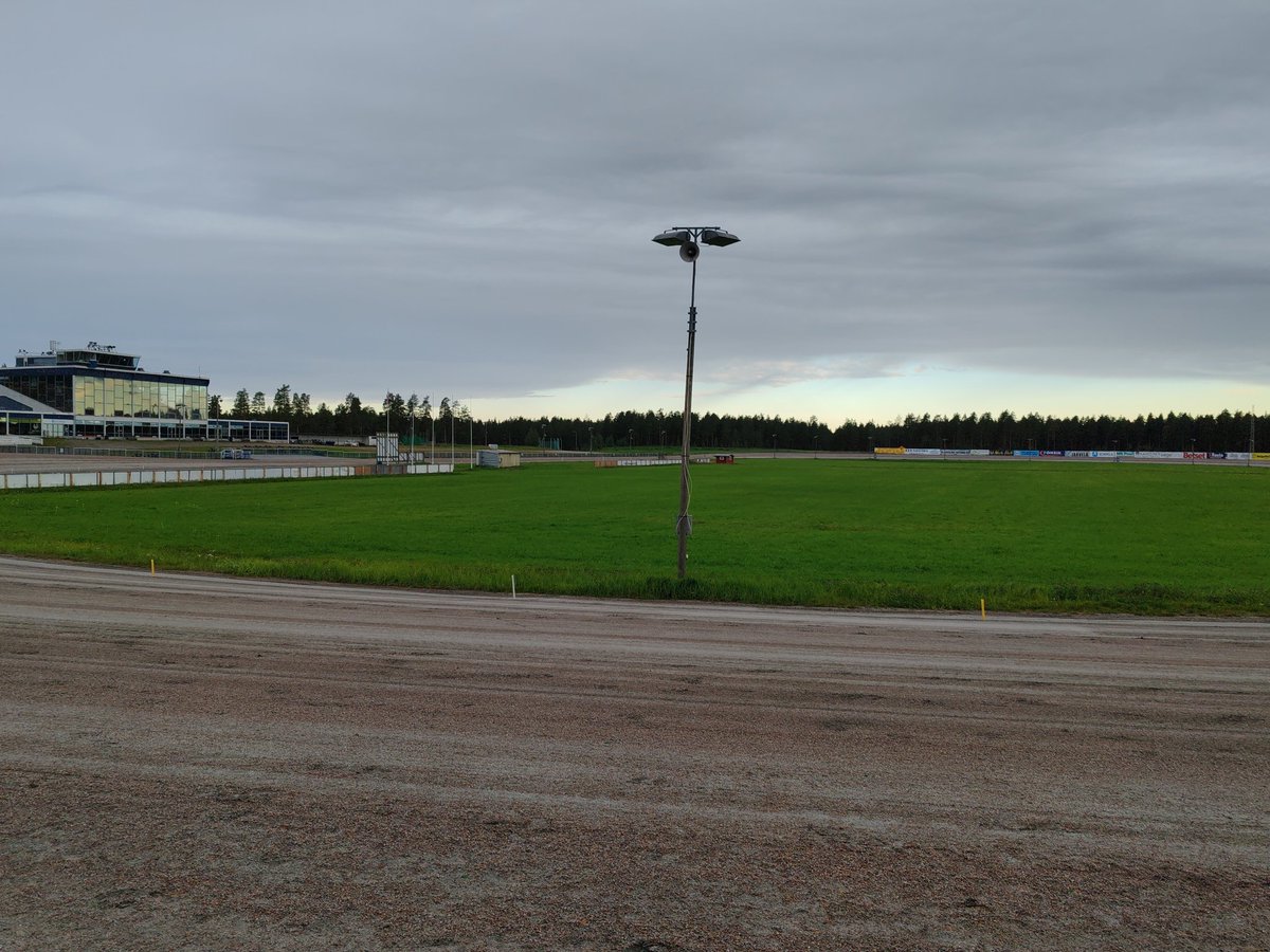 Olosuhteet Nikulassa su 15.9. Kesäiset. Ravit käyntiin klo 13, vapaa pääsy, tervetuloa! #ravit #kaustinen #nikula