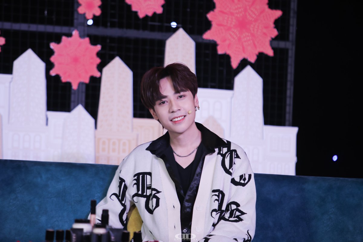 DD_MasterD's tweet photo. Congratulations on your "debut" as you have always wished.
Long time no see, I hope there will be more opportunities to meet you more often.
#QuangHungMasterD #QuangHungLe #Muzik #DoubleDwithMasterD #DD #DDTeam
#The1stFanMeetinginVietNam https://t.co/EgK1N5yDX8
