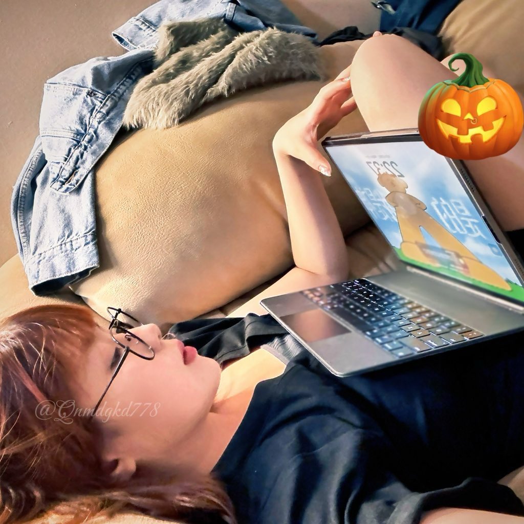 小姐姐静静地躺下了