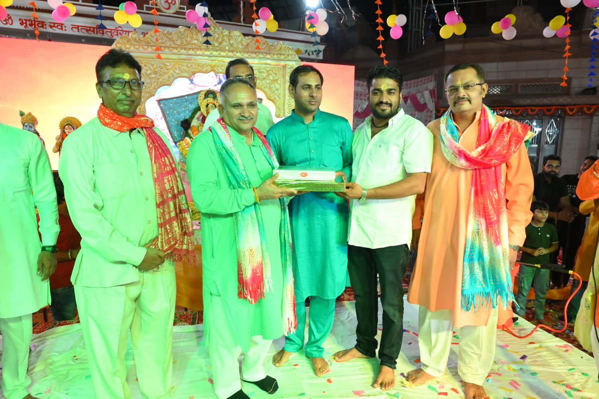 गीता भवन मंदिर में खाटू श्याम जी के प्रोग्राम में शामिल होकर भजन संध्या का हिस्सा बना। दिव्यता को समेटे यहां की ऊर्जा अद्भुत है। 

#राजीव_जैन #विधानसभा_प्रत्याशी_सोनीपत #सोनीपत_का_मन_जैन_के_संग #राजीव_जैन_है_तो_भरोसा_है