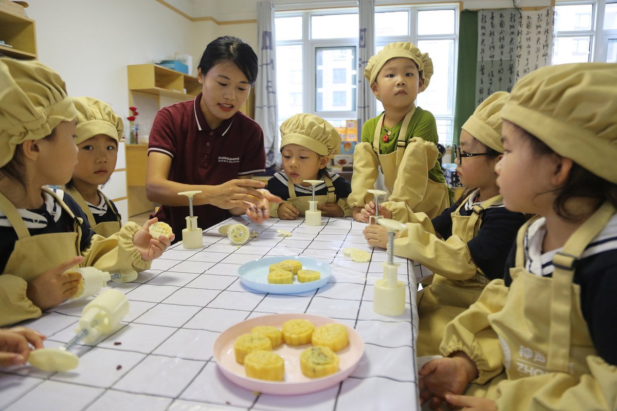 ChinaDaily's tweet image. Adorable mooncakes made by cute little hands! As the Mid-Autumn Festival approaches, children in Lianyungang, Jiangsu province proudly display their handmade #mooncakes to celebrate the upcoming festival. #culture