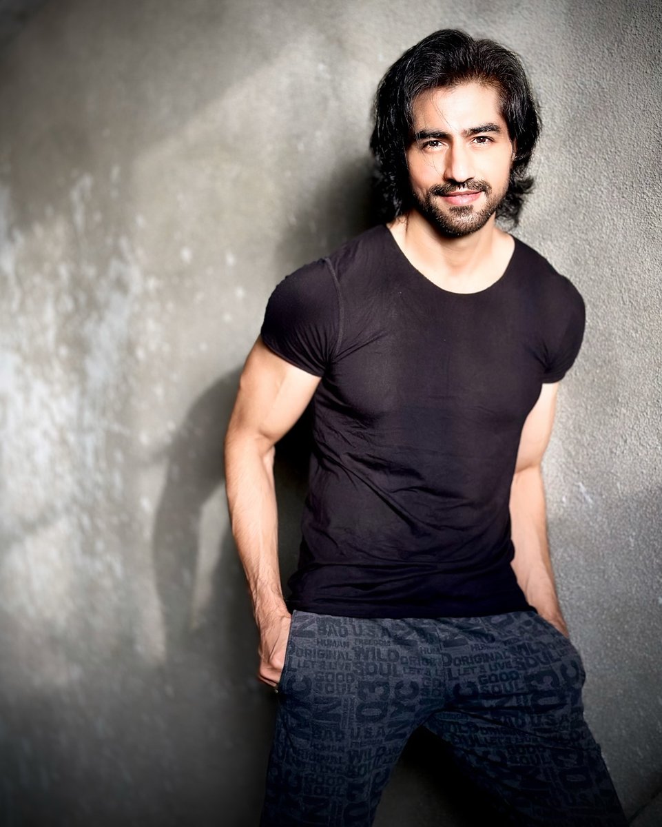 Finally had a proper look at the pictures today. Even in a simple black t-shirt and joggers, with that grown-out hair, Harshad is looking his absolute sexiest! 🔥🔥🔥😍
#harshadchopda