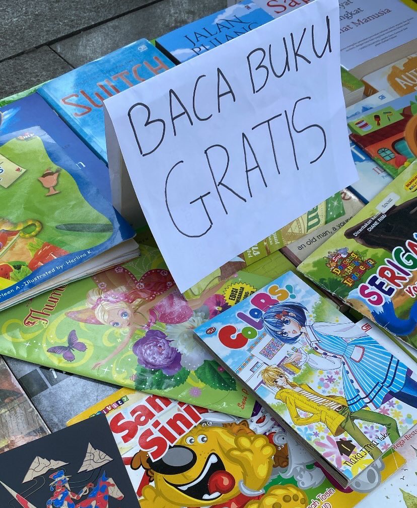 asterelliz's tweet photo. Minggu, 15 September 2024
Hari ini kami adain baca buku gratis di Lapangan Pancasila Salatiga, mulai pukul 08.00-11.00. Super fun! selain sediain buku untuk dibaca, kami juga belajar banyak dari para pengunjung, terima kasih🥹🫶 https://t.co/HQtOXYeCvV