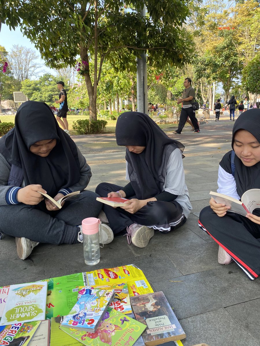 asterelliz's tweet photo. Minggu, 15 September 2024
Hari ini kami adain baca buku gratis di Lapangan Pancasila Salatiga, mulai pukul 08.00-11.00. Super fun! selain sediain buku untuk dibaca, kami juga belajar banyak dari para pengunjung, terima kasih🥹🫶 https://t.co/HQtOXYeCvV