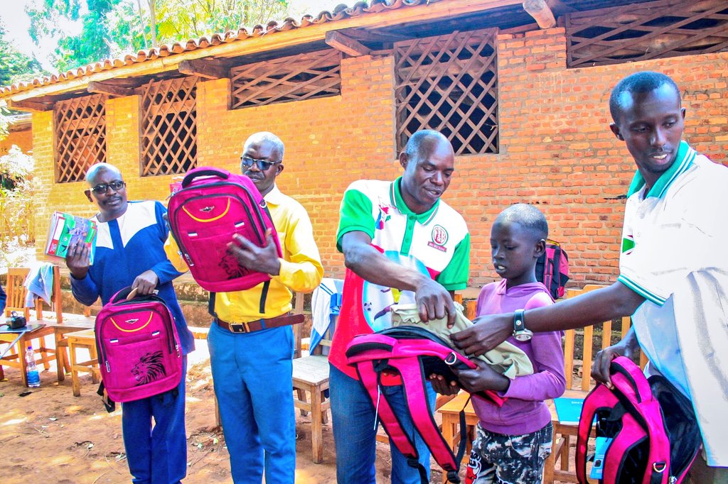 Gitega's tweet photo. Ishirahamwe #Agakura ryaratanze kuri uyu wagatanu igenekerezo rya 14/9/2024, ibikoresho vy'ishure bigizwe n'amashakoshi, amakaye, ibirato n'impuzu z'ishure (uniformes) ku banyeshure 113 baturuka mu miryango 57 ifise amikoro make yatowe mu Makomine ya #Itaba na #Makebuko. https://t.co/bDONvZwlgc