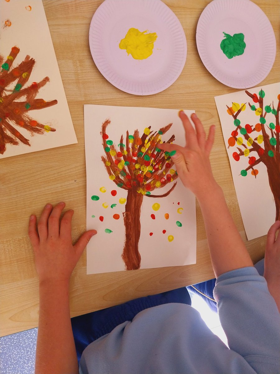 snpballyroan's tweet image. It's all about the process!!! Second Class were busy creating their autumnal trees this week! #artsed #2ndclass #fingerprint #paint