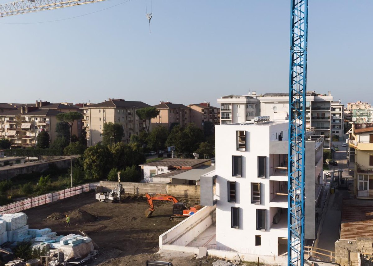ceceremanag's tweet photo. Quando avviamo un intervento di sostituzione edilizia, gli edifici abbandonati e ormai inabitabili vengono demoliti con una tecnica ben precisa che prende il nome di strip out. Con questo sistema riusciamo ad incrementare la quantità dei materiali recuperabili. https://t.co/QfszczxVEO
