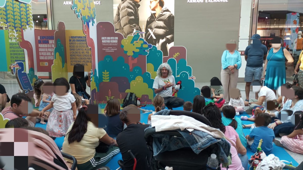 AverAves's tweet photo. Así teníamos ayer a la chavalería, mamis, papis y abuelis en #BioMadrid, en @plazario_2, durante el #cuentacuentos en torno a Cigu.
Nuestra mascota siempre contribuye a dar contenido entretenido, didáctico y apasionante a las actividades de @AverAves https://t.co/8HEJIfht24