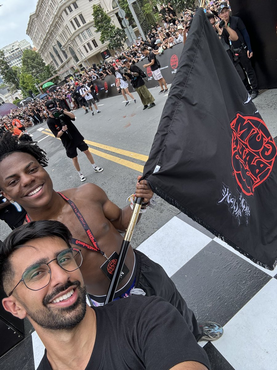 Vikkstar123's tweet image. Flag drop @gumball3000