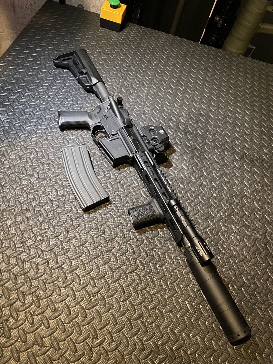 _thexrock_'s tweet image. 当店常連様のでぇすけ様より最新のDAS電動ガン•マテリアルカスタム様のsylph DAS M4のデモ機を期間限定にてお借りしております🙇‍♀️
実物EOTechも装備😃

また期間中特別料金¥600にて試射して頂けます👍
是非この機会にsylph DASを実際手に取ってDASの魅力を体感してくださいませ‼️‼️‼️

#materialcustom
