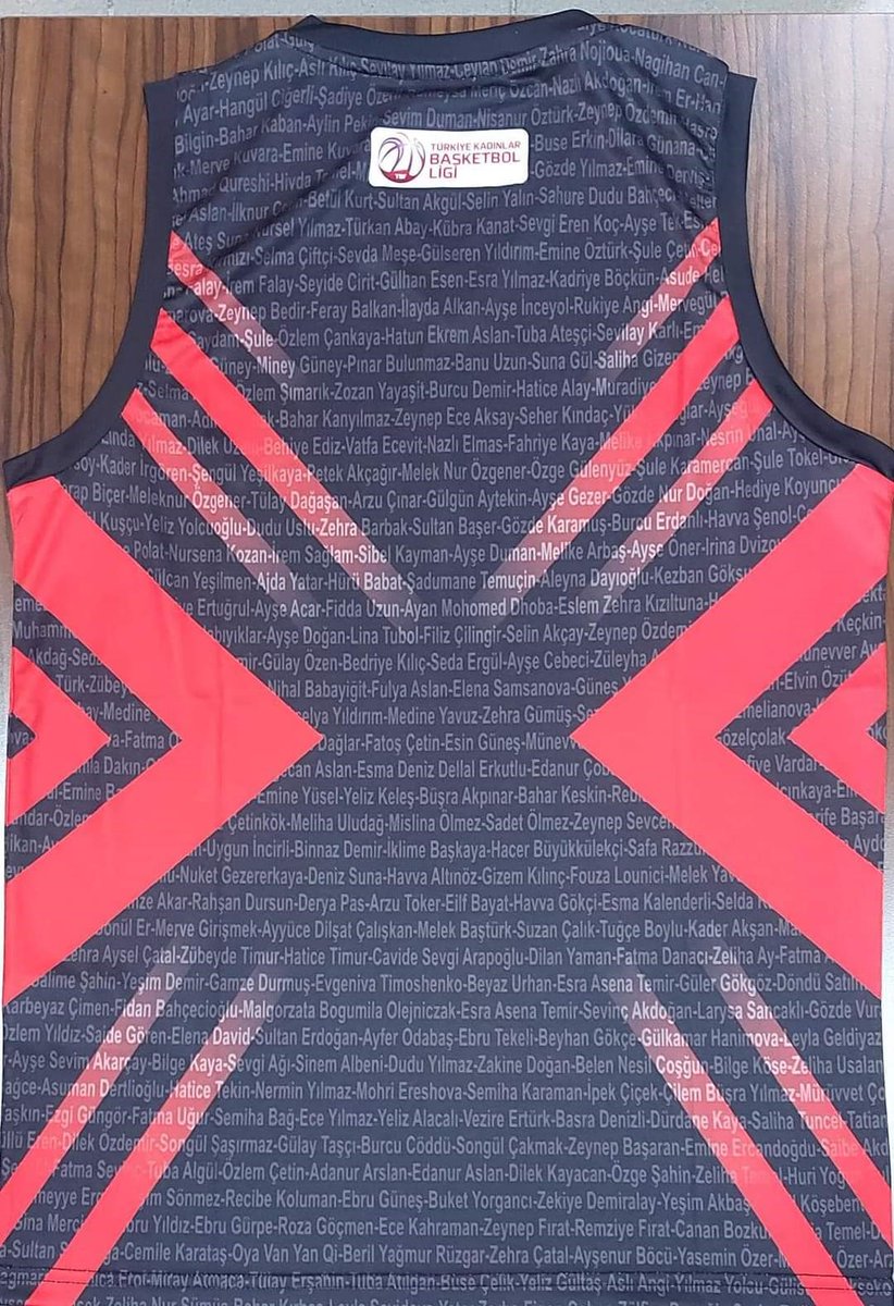 Turgutlu Belediyespor Kadın Basketbol Takımı, Narin'in isminin yazılı olduğu ısınma tişörtleriyle ve hayattan koparılan kadınların isimlerinin yazılı olduğu formalarla sahaya çıktı.