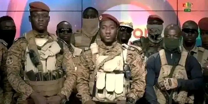 Nourdine_226's tweet photo. Le jour ou le peuple Burkinabè fut sauvé par un groupe de jeune soldat déterminé ♥️🇧🇫
On ignorait tous à quel point ce communiqué, cette annonce, ce coup d’état allaient changer nos vies🙏🏽🥹
Plus d’un an après on est fière d’avoir soutenu ce coup d’État salvateur 🫡🤝🏾 #FDS_VDP https://t.co/oDyNs8M5WO