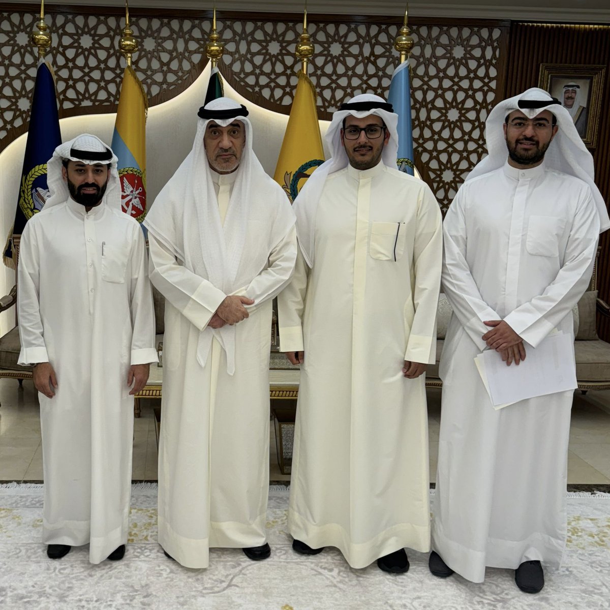 تتقدم لجنة اصحاب شركات التوصيل بجزيل الشكر والامتنان لمعالي النائب الاول لرئيس مجلس الوزراء وزير الدفاع ووزير الداخليه 
بالتكرم في مقابلة رئيس اللجنه واعضاءها بخصوص القرار الاخير وتفهمه الاضرار الواقعه على ابناءه اصحاب المشاريع الصغيره والمتوسطه وانصافهم في موقف شجاع واتخاذ قرار