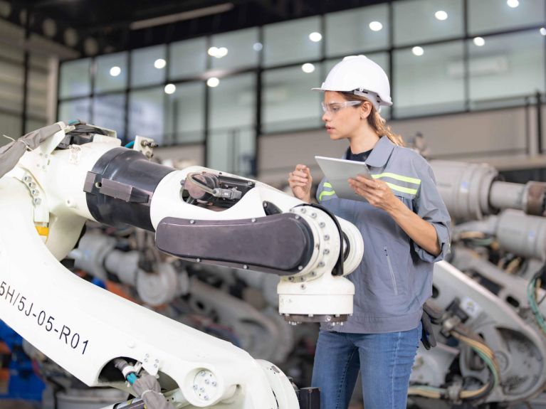 Diorauw's tweet photo. The heart of the German economy
German SMEs mean economic success. Discover the most important facts and figures relating to the German economy’s secret to success..
Robot on automated production line. https://t.co/OjU2hN8qFM