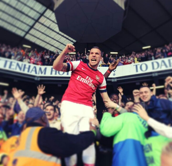 rohitpthd's tweet image. My favourite photo of #NLD #TOTARS @Arsenal . What do you think @Podolski10 ? #COYG #NorthLondonDerby