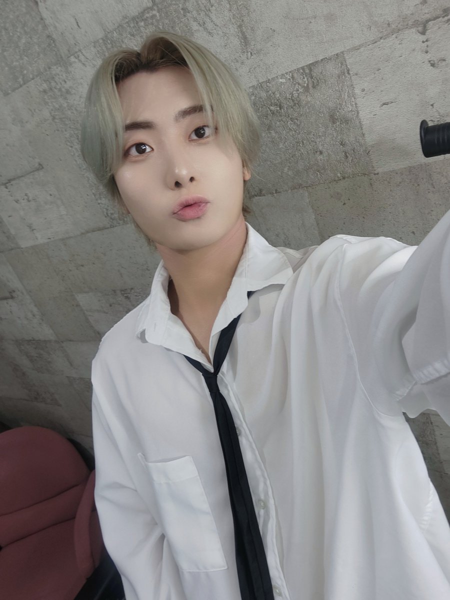 Pattern_Haemin's tweet image. 폰 거꾸로 들고 셀카 찍어봤어요 📸