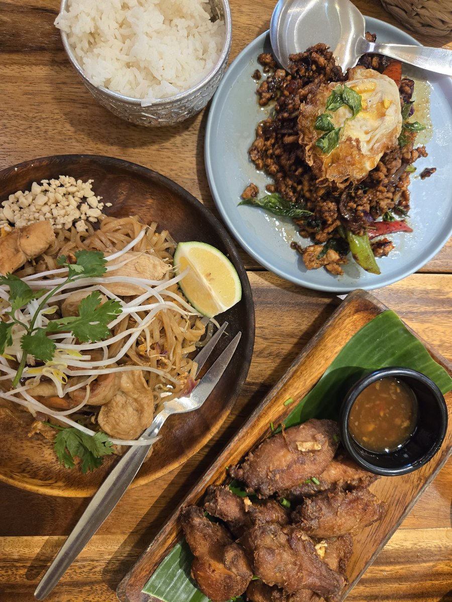 jaymondstar's tweet image. Az a malas #lotty #lotlot #GoUSTe sa volleyball season na ulet aq manonood sa venue bwahaha