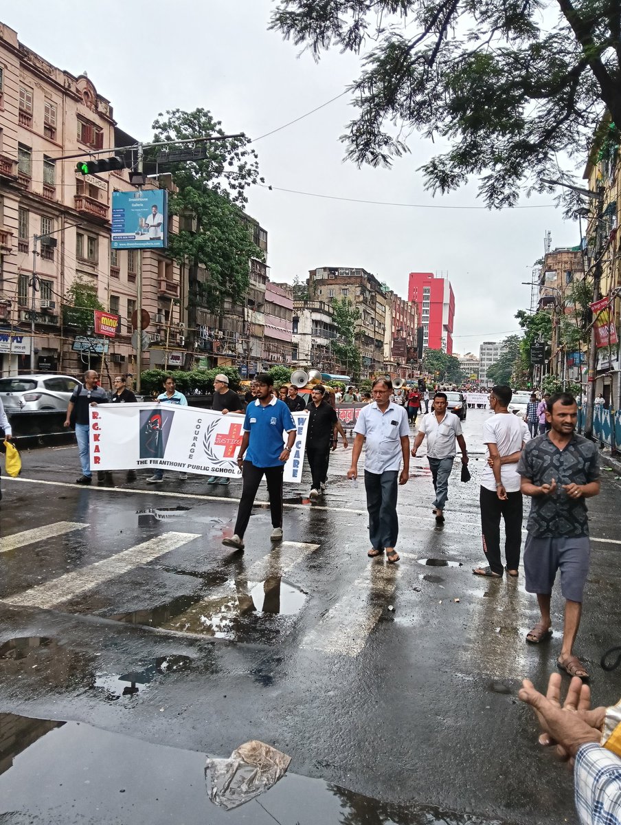 AbdulsaoodINC's tweet image. आज कोलकाता कि सरकों पर उमड़ी भीड़ लगे #WeWantJustice के नारे।
जूनियर डॉक्टरों द्वारा निकाली गई रैली।
#JusticeForRGkor 
#wedemandjustice 
#justiceforrgkar 
#JusticeForAbhaya 
#protest 
#JuniorDoctorsStrike 
#JuniorDoctors