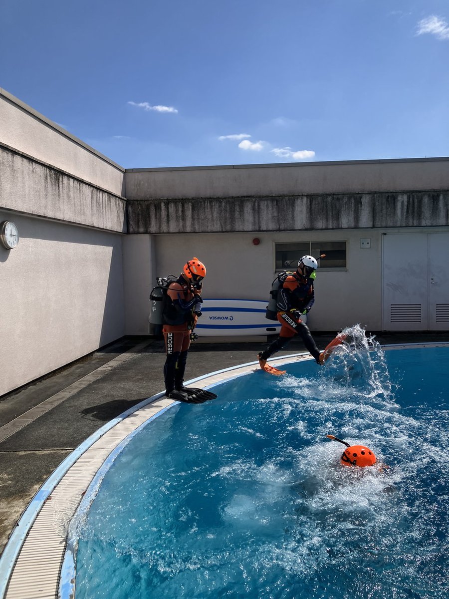 Fujisawa_Fire_D's tweet photo. 水難救助隊と高度救助隊の潜水隊員が、神奈川県消防学校の施設を借用し、潜水活動要領の確認、地下街やアンダーパス等で発生する都市型水災害時等の活動要領について、訓練を実施しました！
＃藤沢市消防局 ＃水難救助隊 ＃高度救助隊 ＃神奈川県消防学校 https://t.co/xph3nY0dKJ