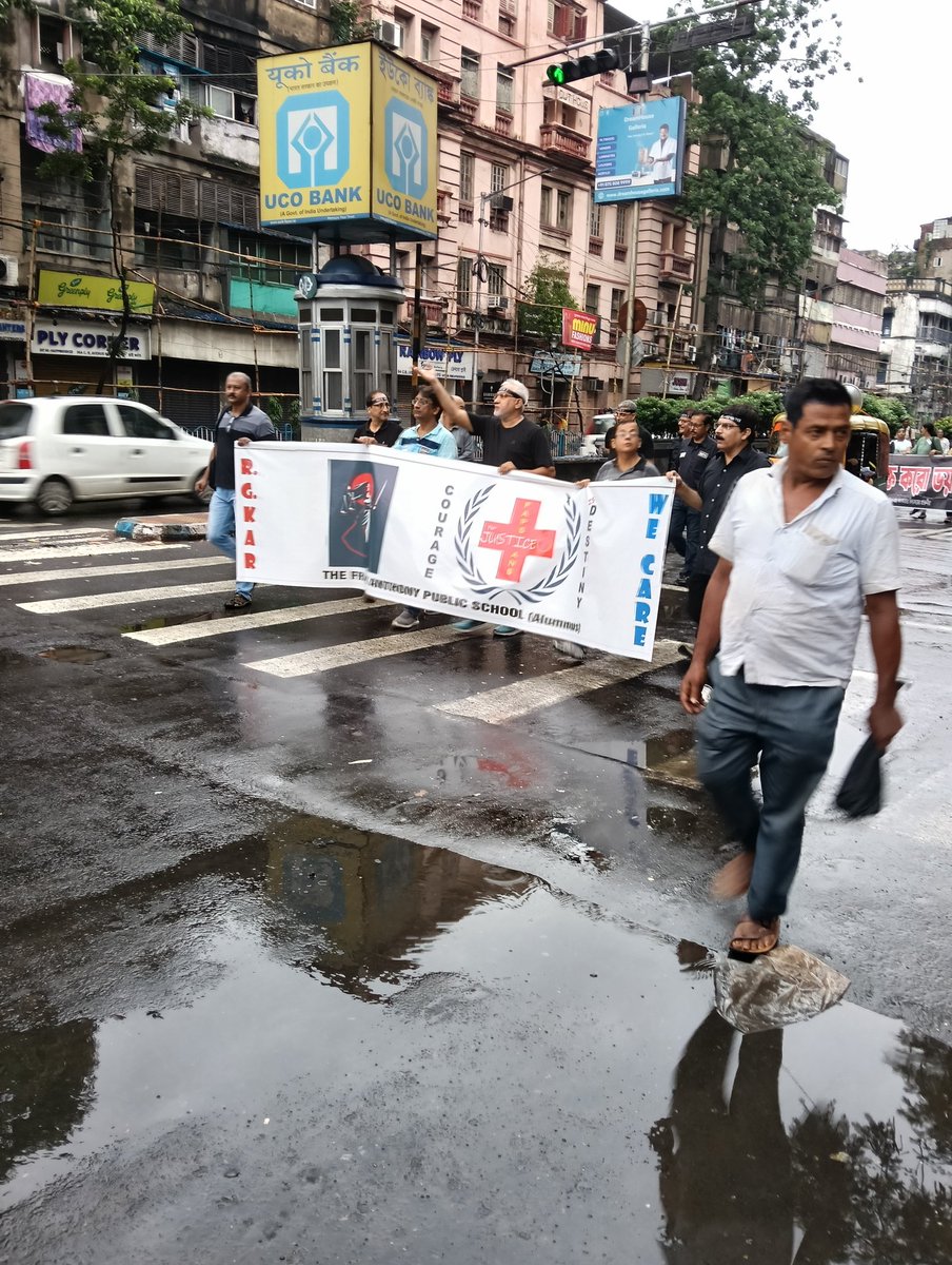 AbdulsaoodINC's tweet image. आज कोलकाता कि सरकों पर उमड़ी भीड़ लगे #WeWantJustice के नारे।
जूनियर डॉक्टरों द्वारा निकाली गई रैली।
#JusticeForRGkor 
#wedemandjustice 
#justiceforrgkar 
#JusticeForAbhaya 
#protest 
#JuniorDoctorsStrike 
#JuniorDoctors