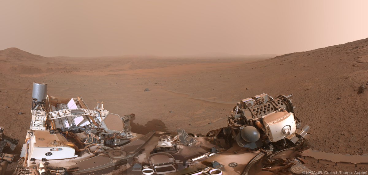 Carte postale en quasi-direct de Mars, réalisée à partir d'images envoyées avant-hier par le rover Perseverance alors qu'il gravit le rempart du cratère Jezero.
C'est actuellement la saison des tempêtes de poussière comme en témoigne l'horizon bouché. 1/3