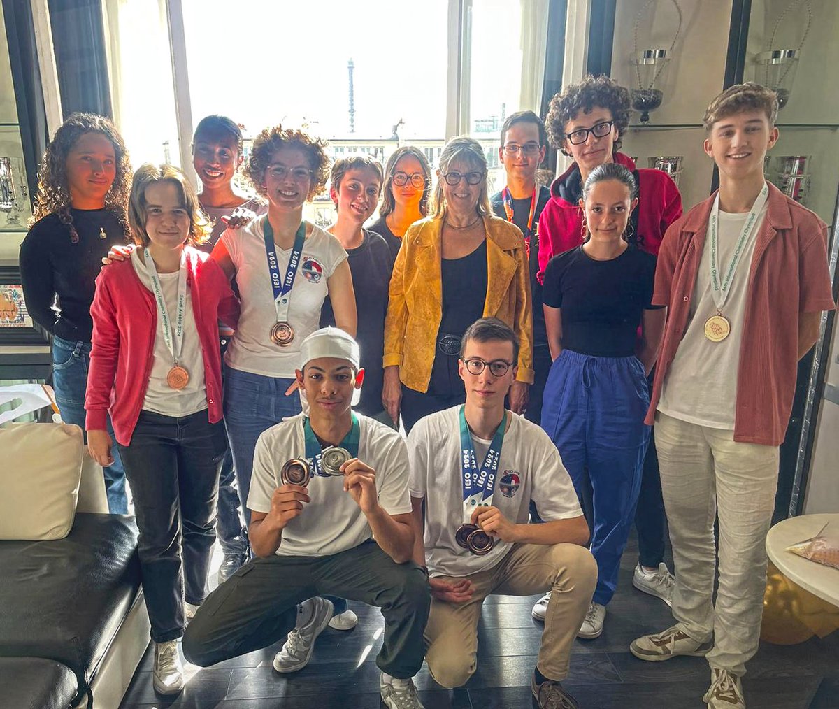Merci à Sylvie Retailleau <a href="/sretailleau/">Sylvie Retailleau</a> de nous avoir rejoint sur les champs Elysées pour la parade des médaillés le 14 septembre lors de notre rencontre amicale des Olympiades scientifiques:
🌍Géosciences #IESO2024, 🧮Maths #IMO2024, 🧬Biologie #IBO2024, 💻Informatique #IOI2024