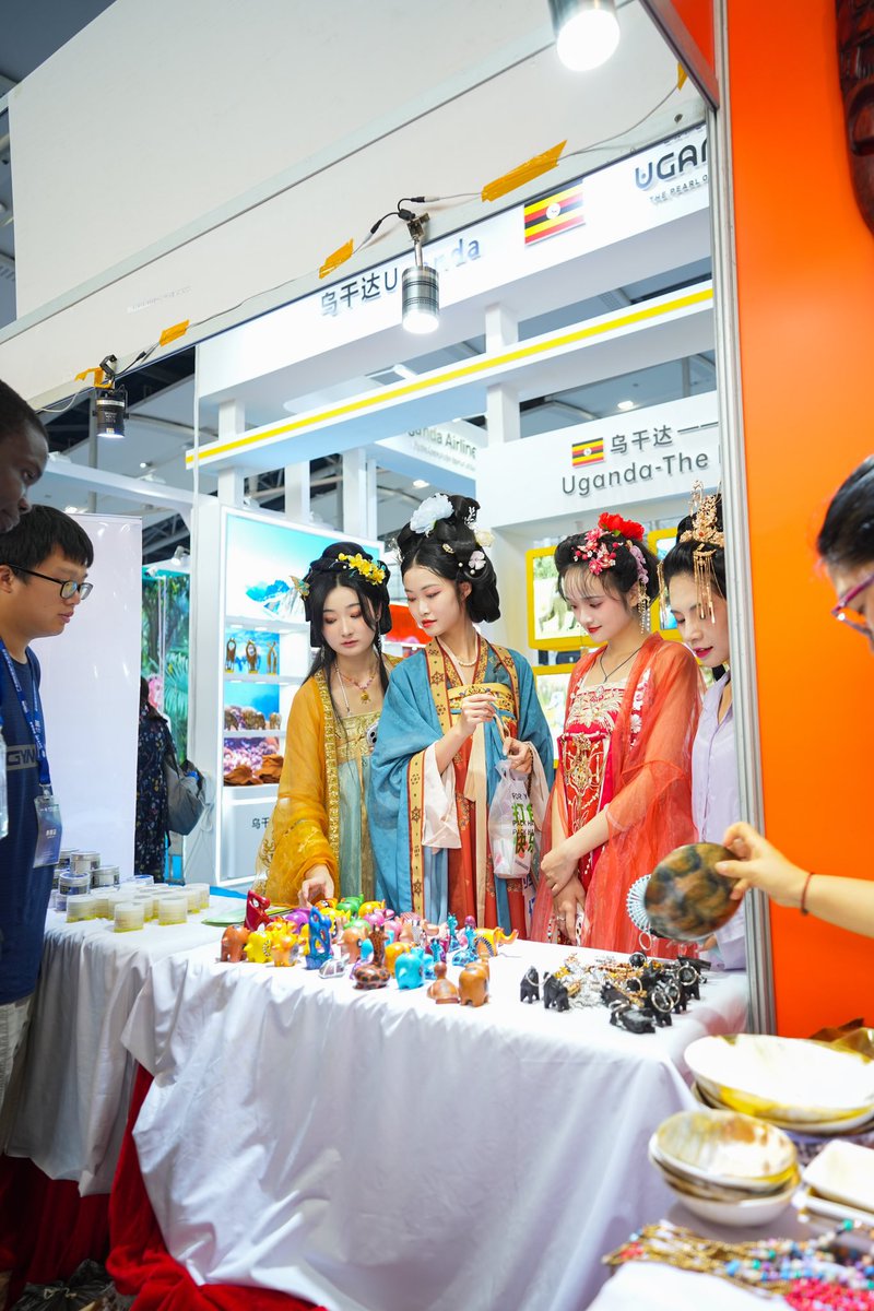 Nsababera_juju's tweet photo. The Consulate of the Republic of Uganda in Guangzhou wins an award at the China International Tourism Industry Expo. Congratulations #ugandateamchina https://t.co/M3uYr8fGOD