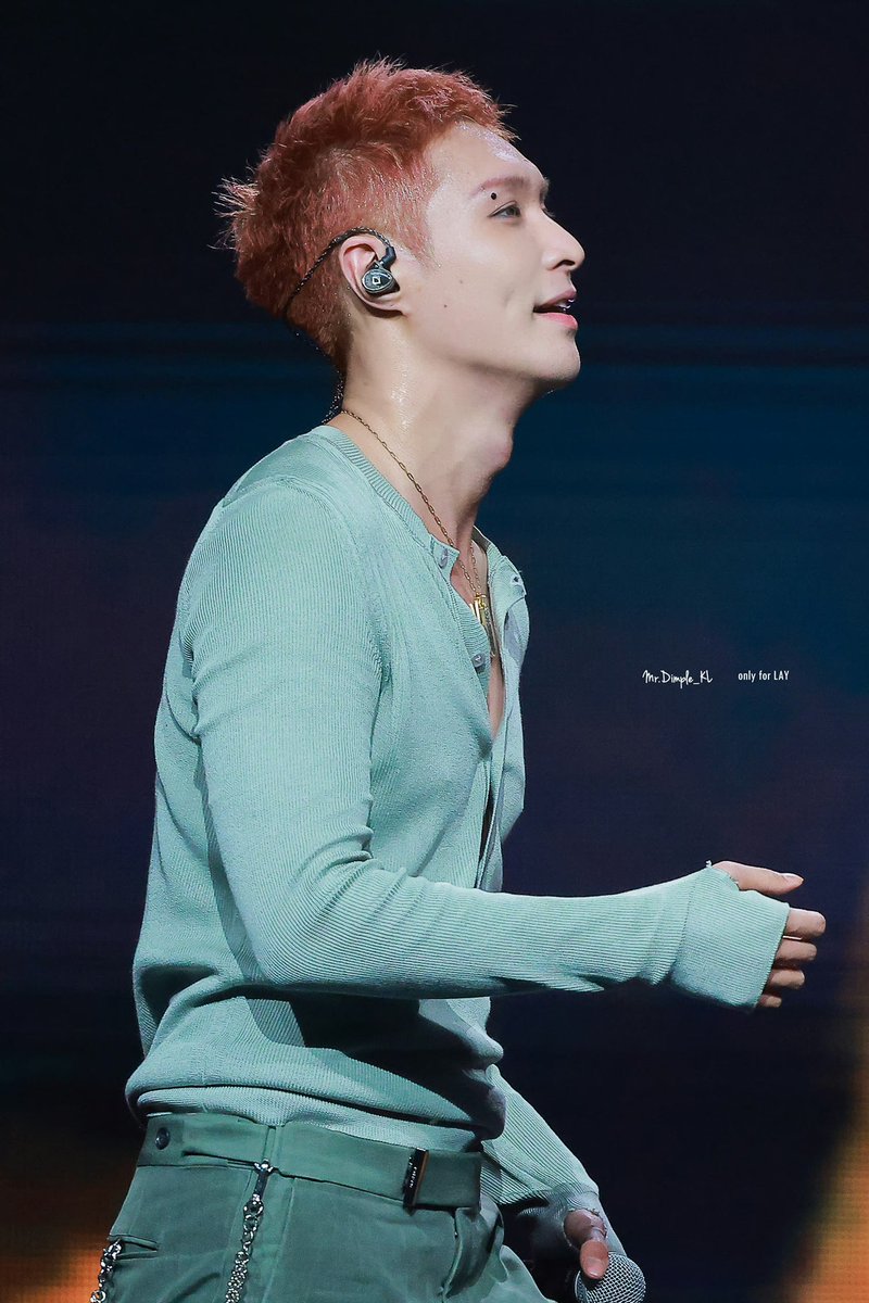 jfzkdlin's tweet image. YIXING’s visual is insanely perfect… just as insanely perfect as his dance moves and stage presence!!!#layzhang #KRAZYsuperconcert 💜🔥