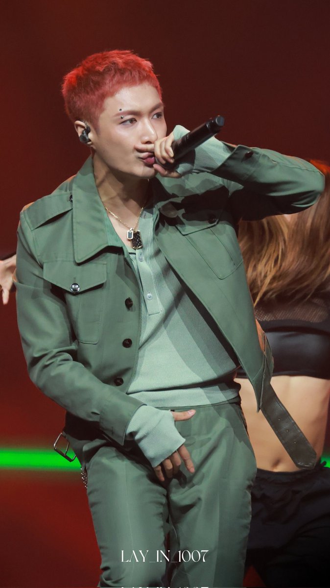 jfzkdlin's tweet image. YIXING’s visual is insanely perfect… just as insanely perfect as his dance moves and stage presence!!!#layzhang #KRAZYsuperconcert 💜🔥