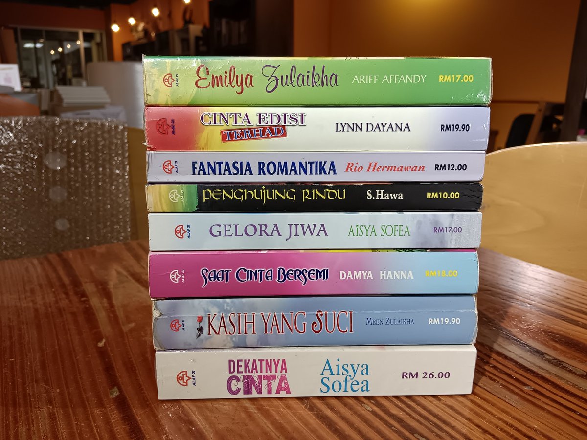 Untuk mereka yang membesar dengan novel-novel cinta melayu, mesti sudah terbiasa dengan terbitan novel Alaf 21 ini. 

Mari dapatkan novel cinta dengan harga yang murah dengan kami.