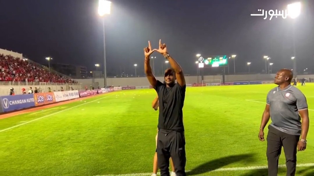 LiftTheHorn's tweet image. Mokwena is still a Sumdowns fan there by Wydad 👆🏾 even the assistant is like: hao boss we're no longer ko pitori le mekwanti