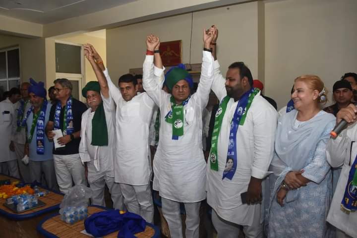 bspforharyana's tweet photo. बसपा-इनेलो ने दिया जजपा को झटका 

विधानसभा पृथला से जजपा नेता श्री अरविन्द भारद्वाज जी ने अपने सैकड़ों समर्थकों सहित आदरणीय बहन कुमारी @Mayawati जी और बसपा की नीतियों में आस्था रखते हुए बहुजन समाज पार्टी ज्वाइन की। इस दौरान गठबंधन के प्रत्याशी श्री सुरेन्द्र वशिष्ठ जी मौजूद रहें। https://t.co/cMxQ0rxbbI