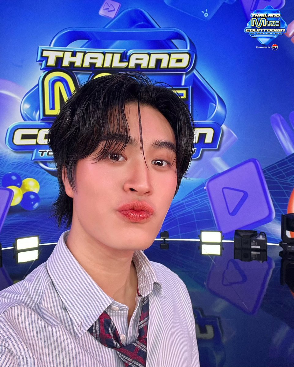 TMCcountdown's tweet photo. หนุ่มทะเล้นอารมณ์ดี “เจมีไนน์” มารอแฟนๆ ทุกคนแล้ว! ถึงเพลงจะบอกว่า “เหนื่อยหน่อยนะ”
แต่รับรองว่าโชว์ของ เจมีไนน์ ดูแล้วไม่เหนื่อยแน่นอน เพราะจะได้แต่ความสนุก และ รอยยิ้มจากโชว์นี้แน่นอน 🤩🥳🎶

📺 ติดตามชม #ThailandMusicCountdown
ทุกวันอาทิตย์ เวลา 17.30 น. ทางช่อง 3HD

สามารถติดตามได้ทาง : https://t.co/D69jFMewrx

#TMCxGEMINI #GEMINI_NT
#TMCCountdownpresentedbyPEPSI
#TMCCountdown
#TrueCJCreations #Ch3Thailand
