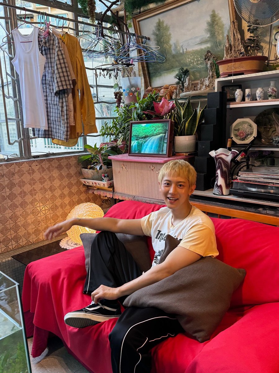sehunsilk's tweet photo. mukha siyang nasa bahay ng tita ko sa imus cavite https://t.co/3rn9U0DXJ1