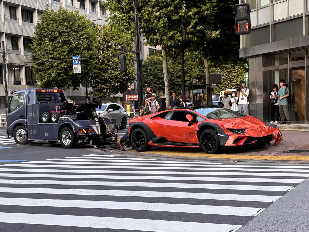 新橋でなんか変な車が事故してる。