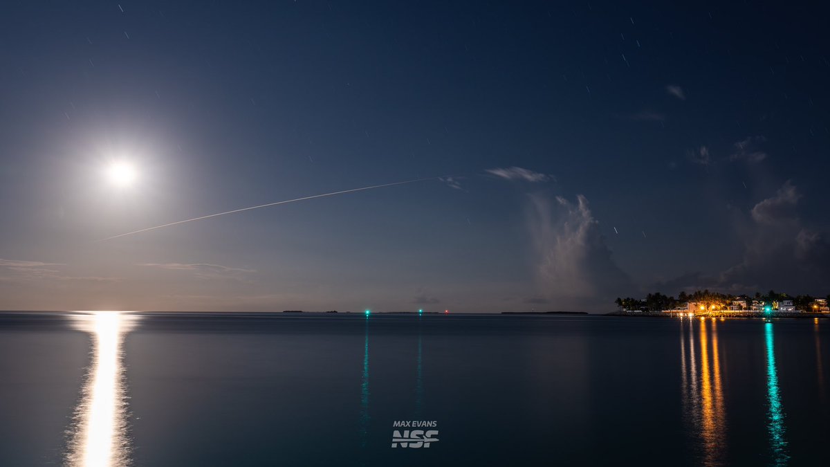_MaxQ_'s tweet photo. A fading plasma trail from the crew of Polaris Dawn and Dragon Resilience as seen from Key West!

Confirmed good splashdown - welcome home, gang!! A mission of many firsts now has its place locked into the history books.  

📸 - @NASASpaceflight 

📺 - https://t.co/eWmAIO7oW5 https://t.co/EFb70AV8XA