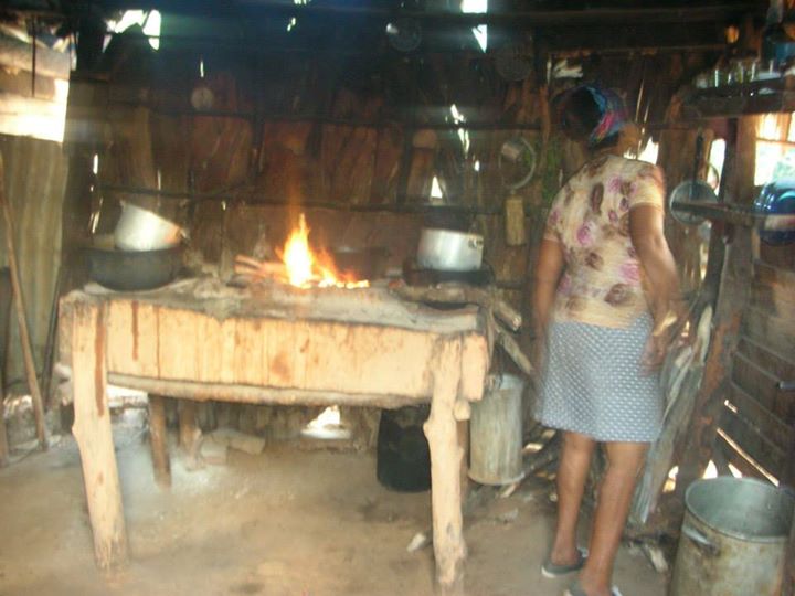 Cuba es feliz. Ahora salen los gusanos a decir que la señora pasa trabajo, que tiene que cocinar con leña... Es que no entienden que la felicidad se lleva dentro. Una persona puede tener hambre y ser feliz, por que está segura de que la revolución está ahí para darle dignidad.