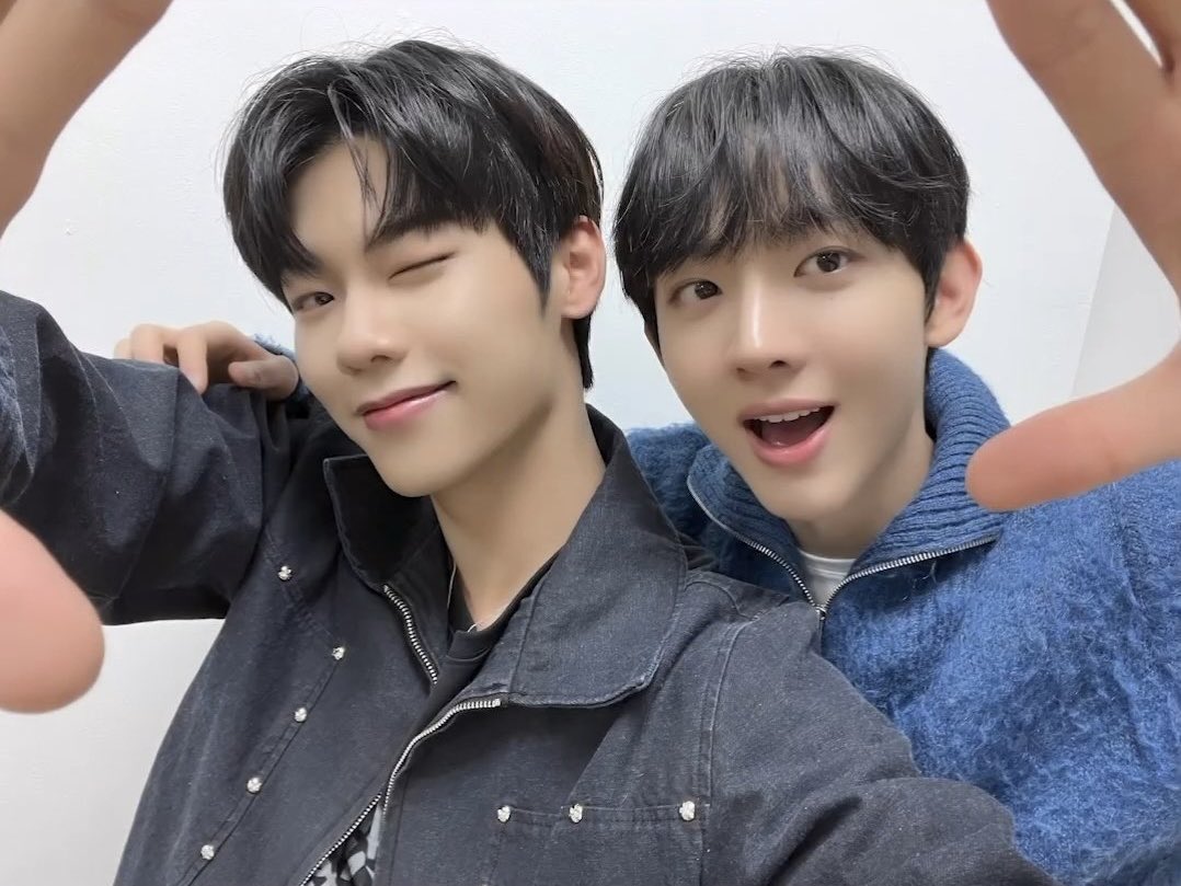 ocean_bl_ue's tweet photo. 느낌 좋은 메인즈 셀프캠 속 얼굴합 https://t.co/5LkVuFVhwS